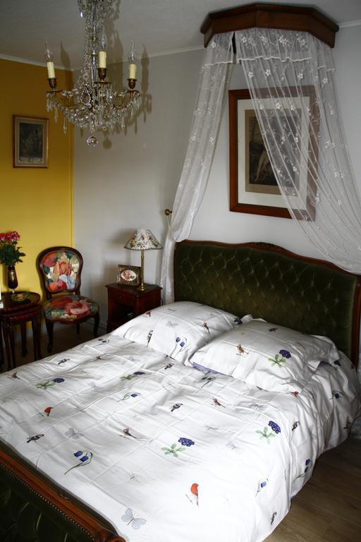 La Petite Maison Pres De L'Eglise Meillac Екстериор снимка